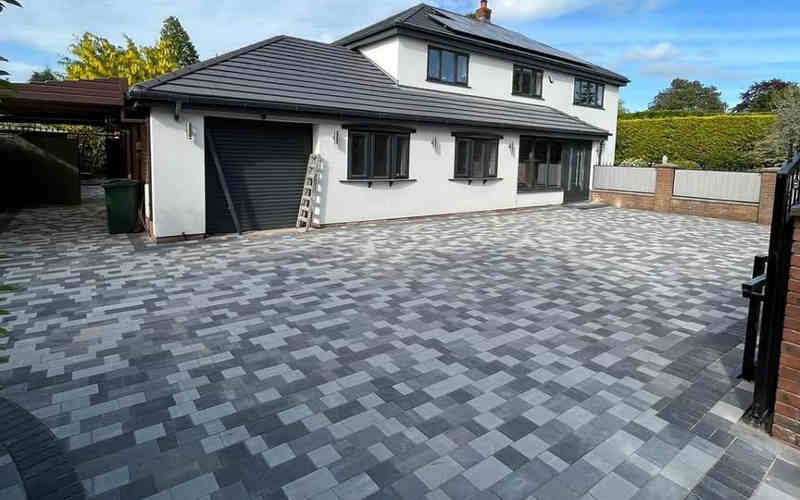 chequred-tile-patio chequred-tile-patio